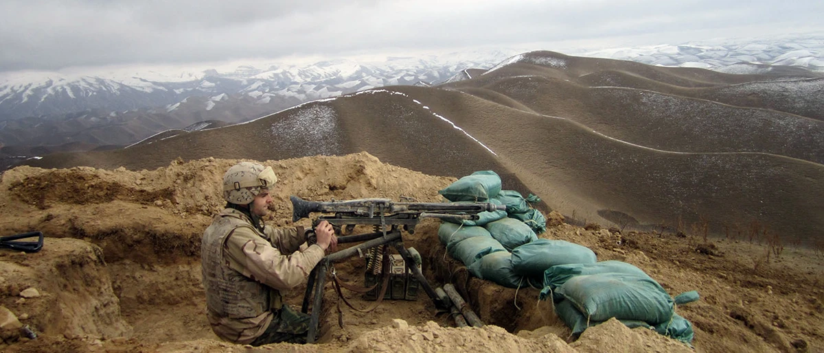 Posicin del Ejrcito de Tierra en Afganistn con MG sobre trpode. Foto: Estado Mayor de la Defensa.